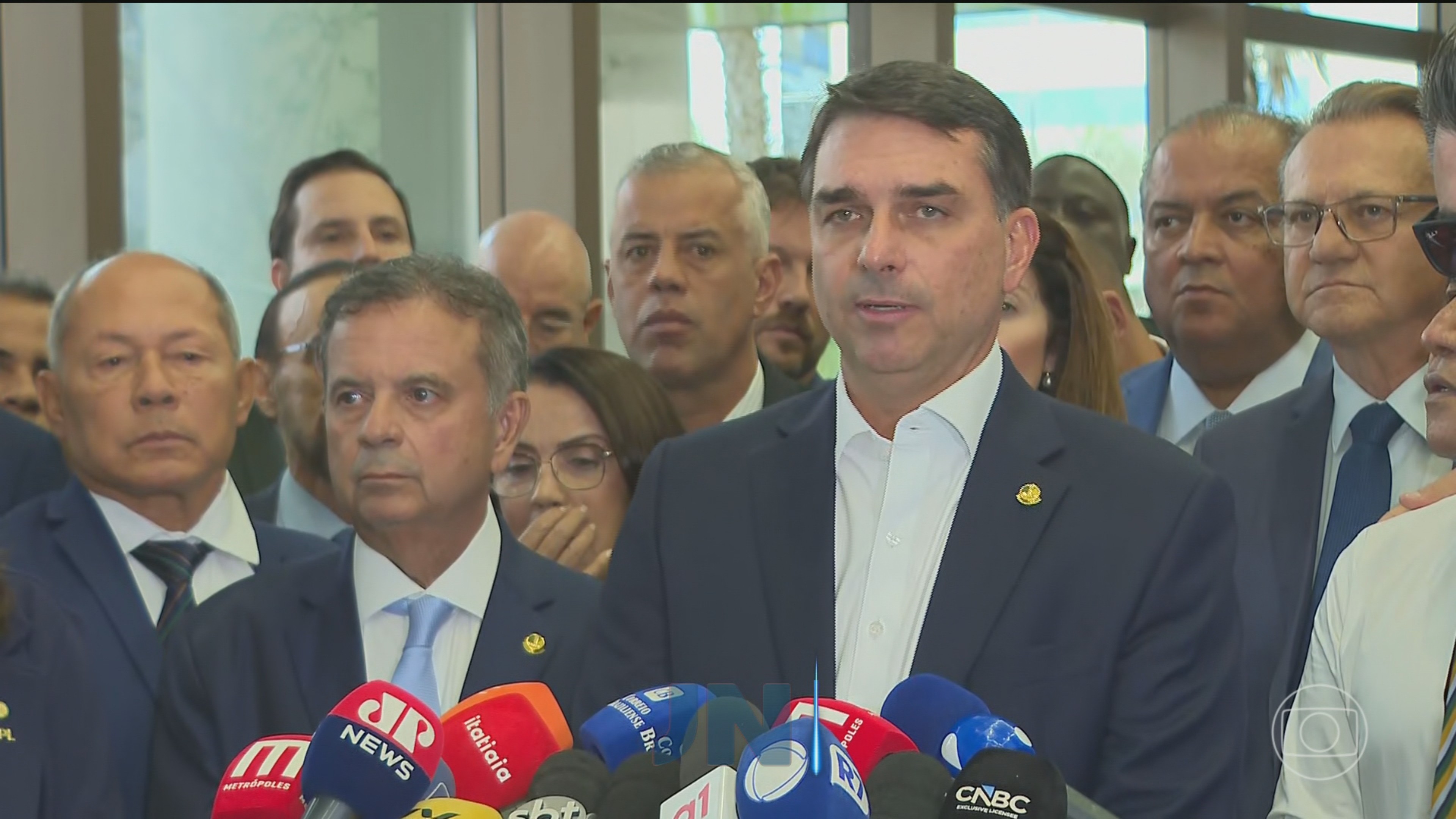 Aliados de Flávio avaliam que ele precisa sair do 'inferno astral'; caso contrário, pode se tornar um candidato inviável