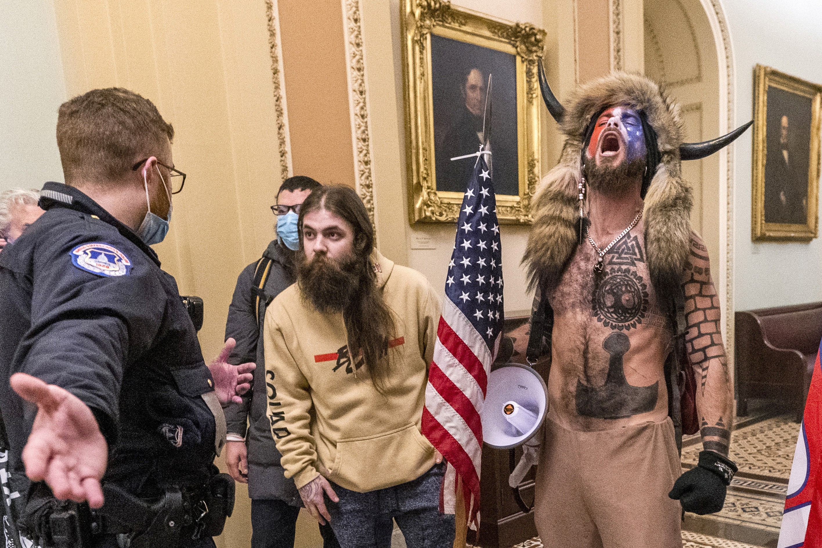 Policiais que atuaram durante invasão do Capitólio se organizam para bloquear fundo bilionário de Trump