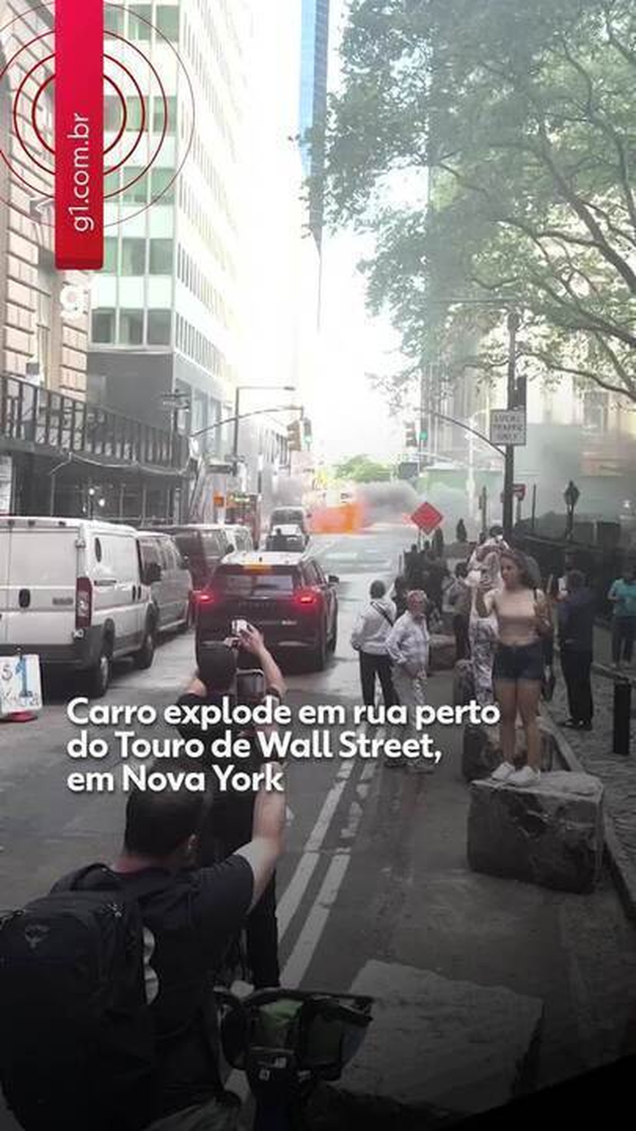 VÍDEO: Carro pega fogo e explode em área movimentada de Nova York, nos EUA