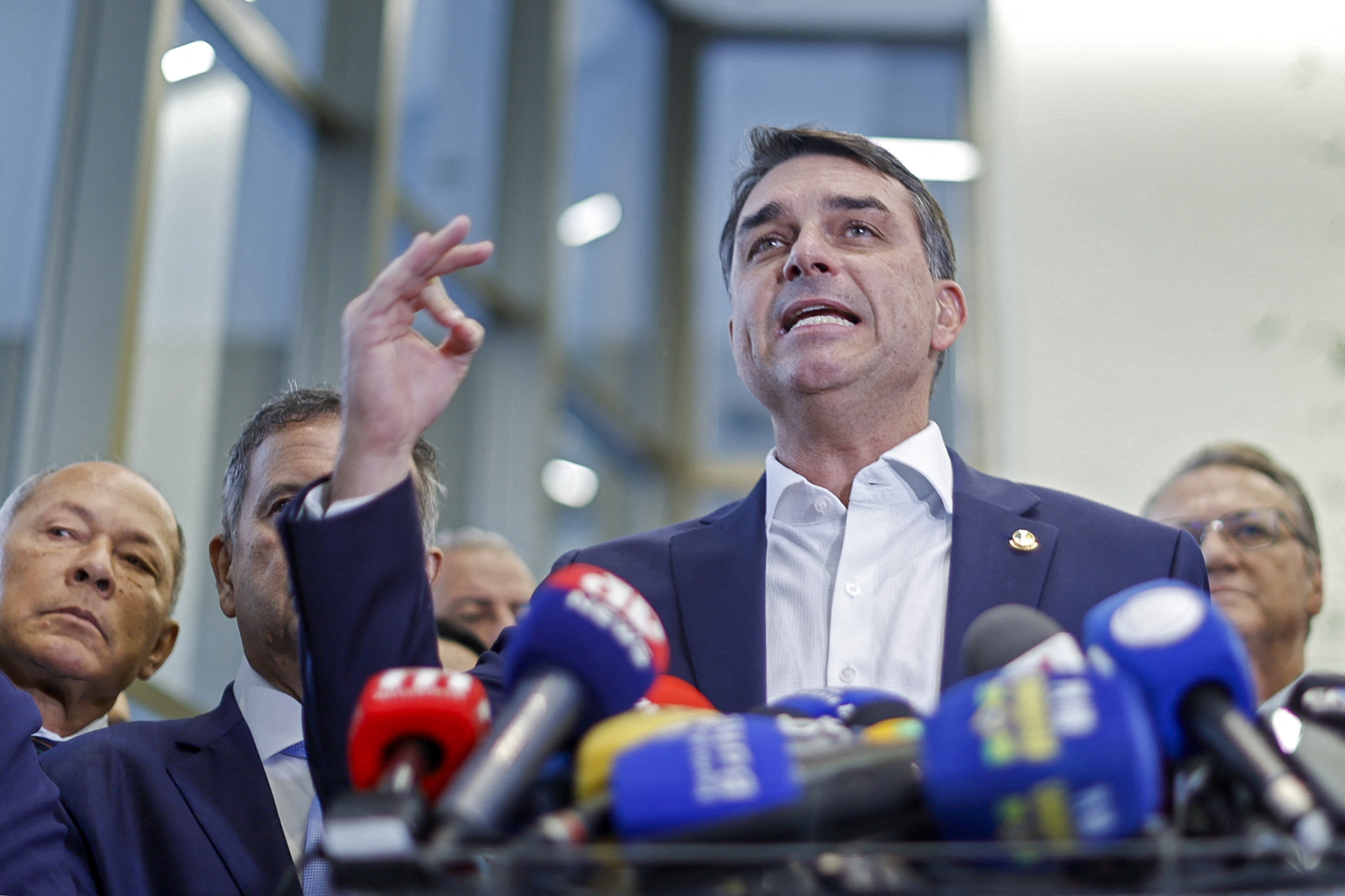 Valdemar nega que tenha dado 15 dias para avaliar se candidatura de Flávio Bolsonaro é viável