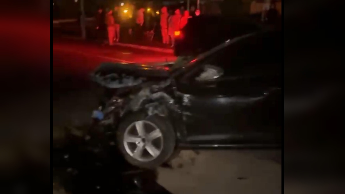 Carro bate em poste e deixa moradores sem luz em Canoas; Veículo ficou destruído