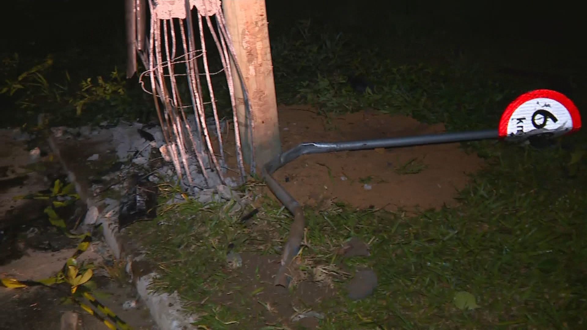 VÍDEO: Carro derruba poste e causa explosão no RS; casal e criança ficam feridos