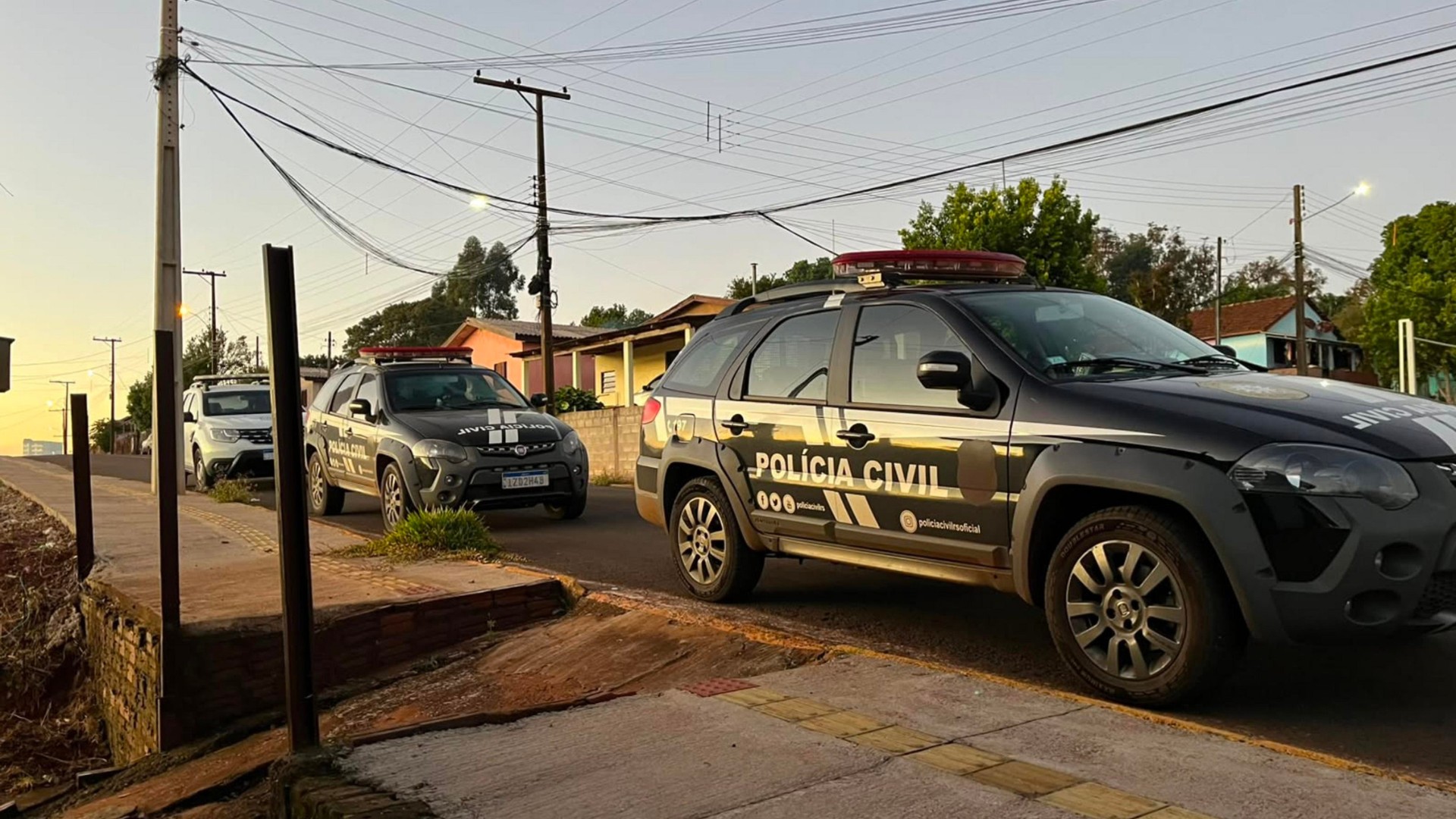 Professor de escolinha de futebol oferecia dinheiro em troca de fotos de alunos no RS; homem foi preso por armazenar pornografia