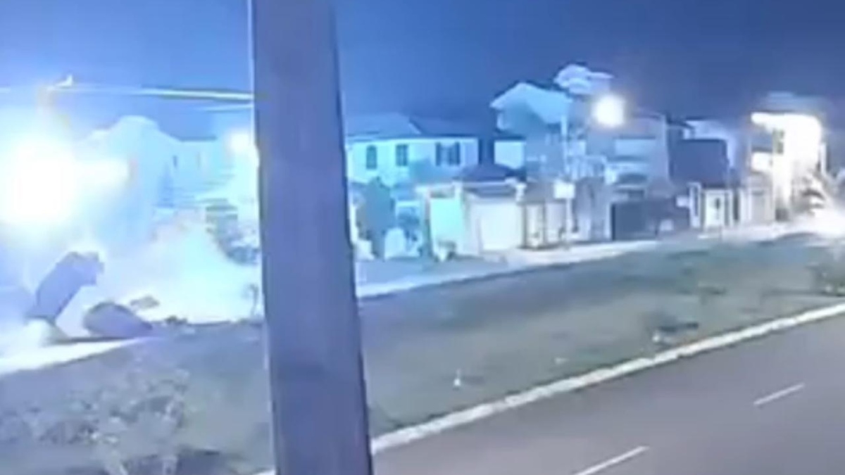 Vídeo mostra carro derrubando poste em Canoas; Veículo ficou destruído