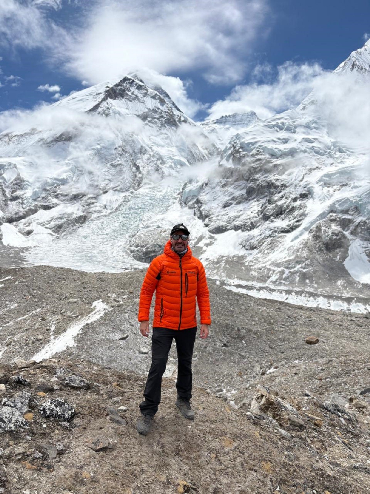Brasileiro está entre os 274 alpinistas que fizeram fila para chegar ao cume do Monte Everest; VÍDEO