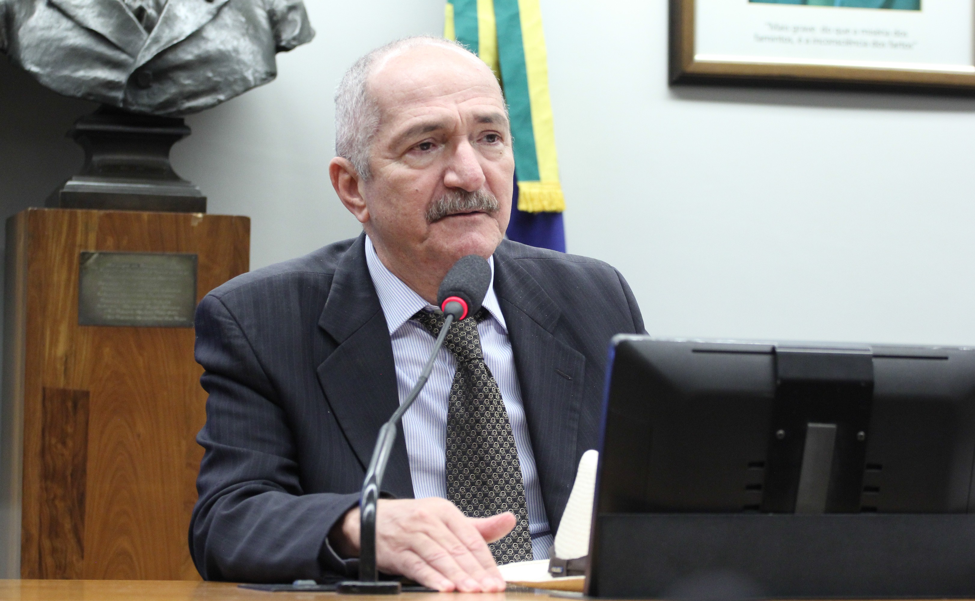 DC decide expulsar Aldo Rebelo do partido; político diz que aposta em Joaquim Barbosa é 'afronta'
