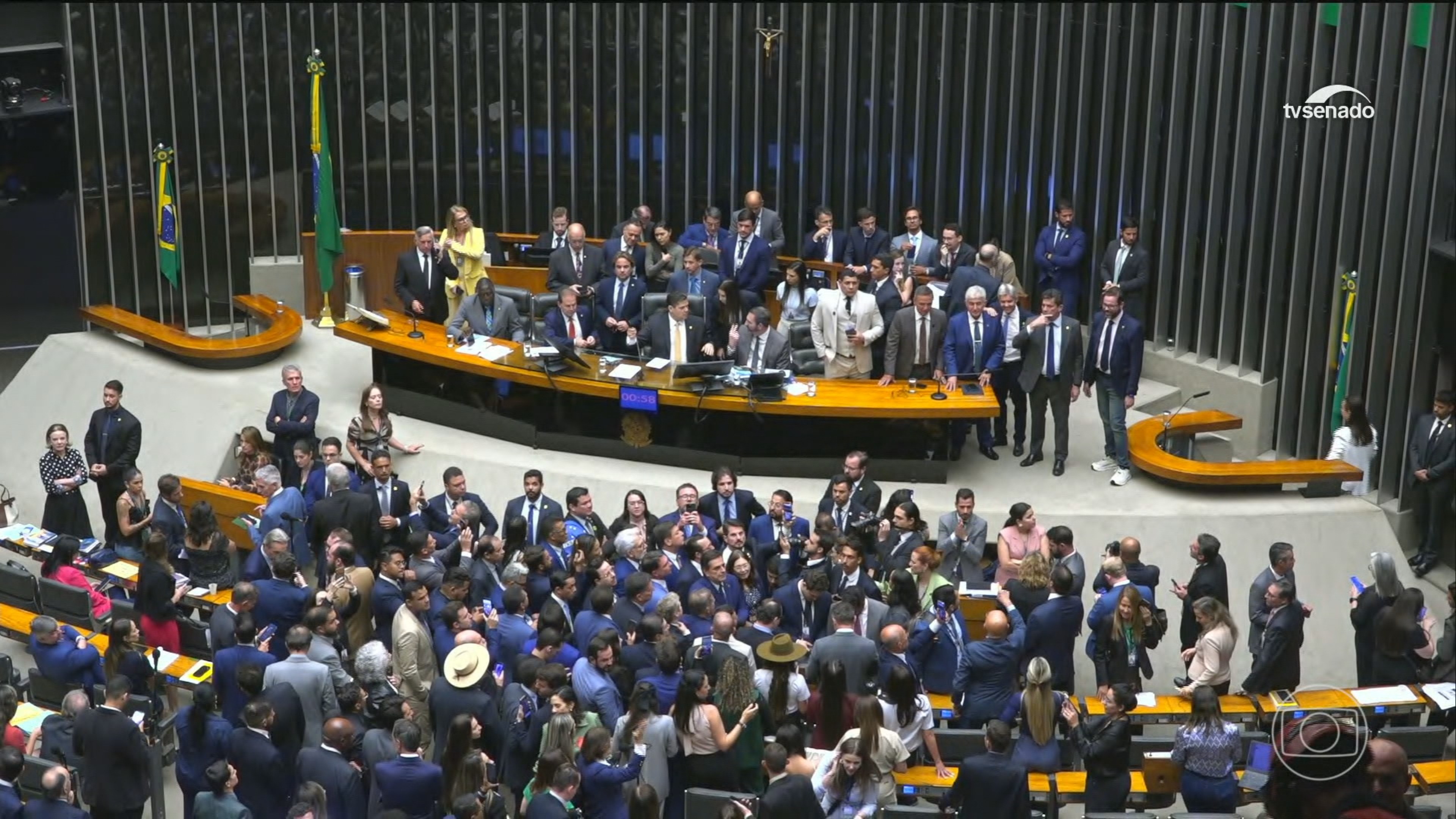 Parlamentares contrariam consultorias do Congresso, derrubam veto e liberam doações a municípios no período eleitoral