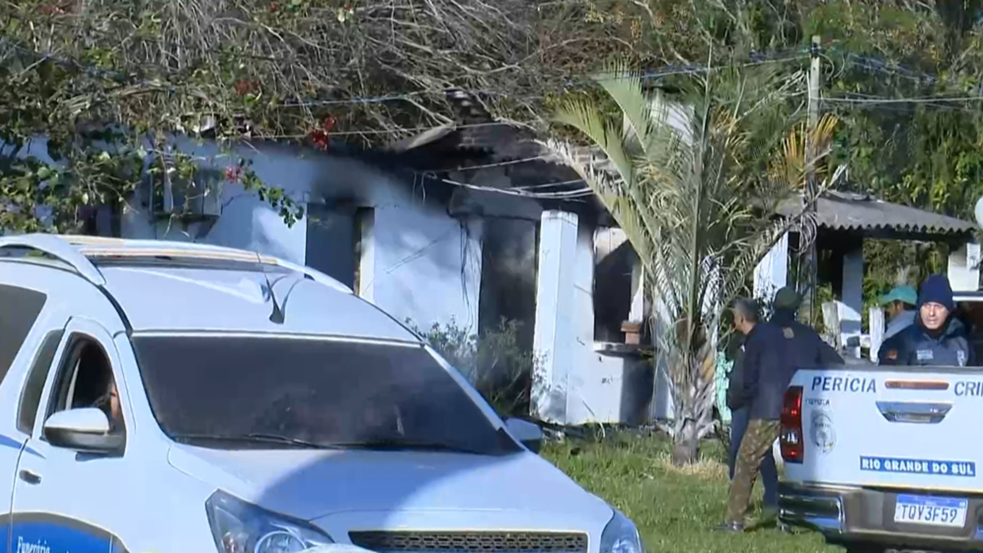 Casal de idosos morre em incêndio na Região Central; polícia investiga se lareira acesa ou celular na tomada teriam causado chamas