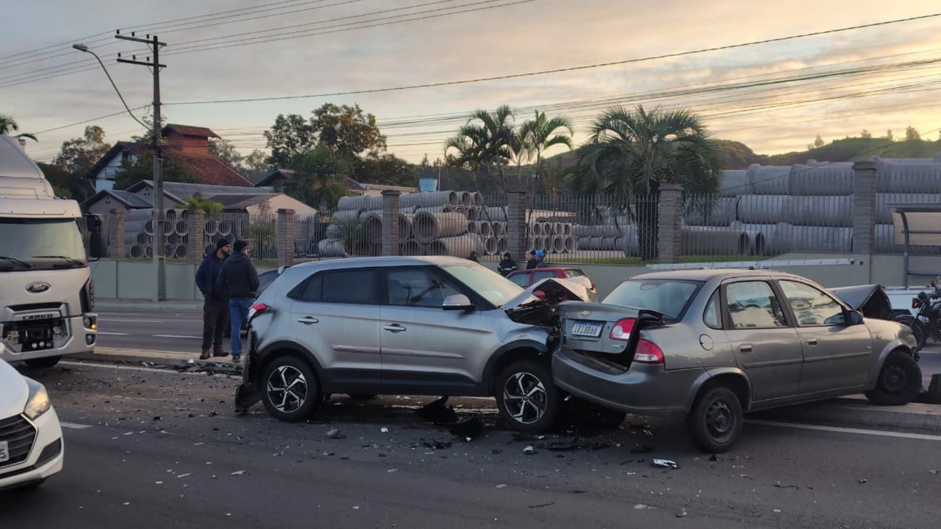 Acidente entre caminhão e 7 carros bloqueia RS-240 em São Leopoldo