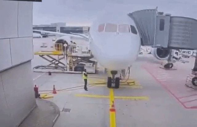 VÍDEO: trem de pouso de avião quebra e deixa vários funcionários feridos no aeroporto de Frankfurt