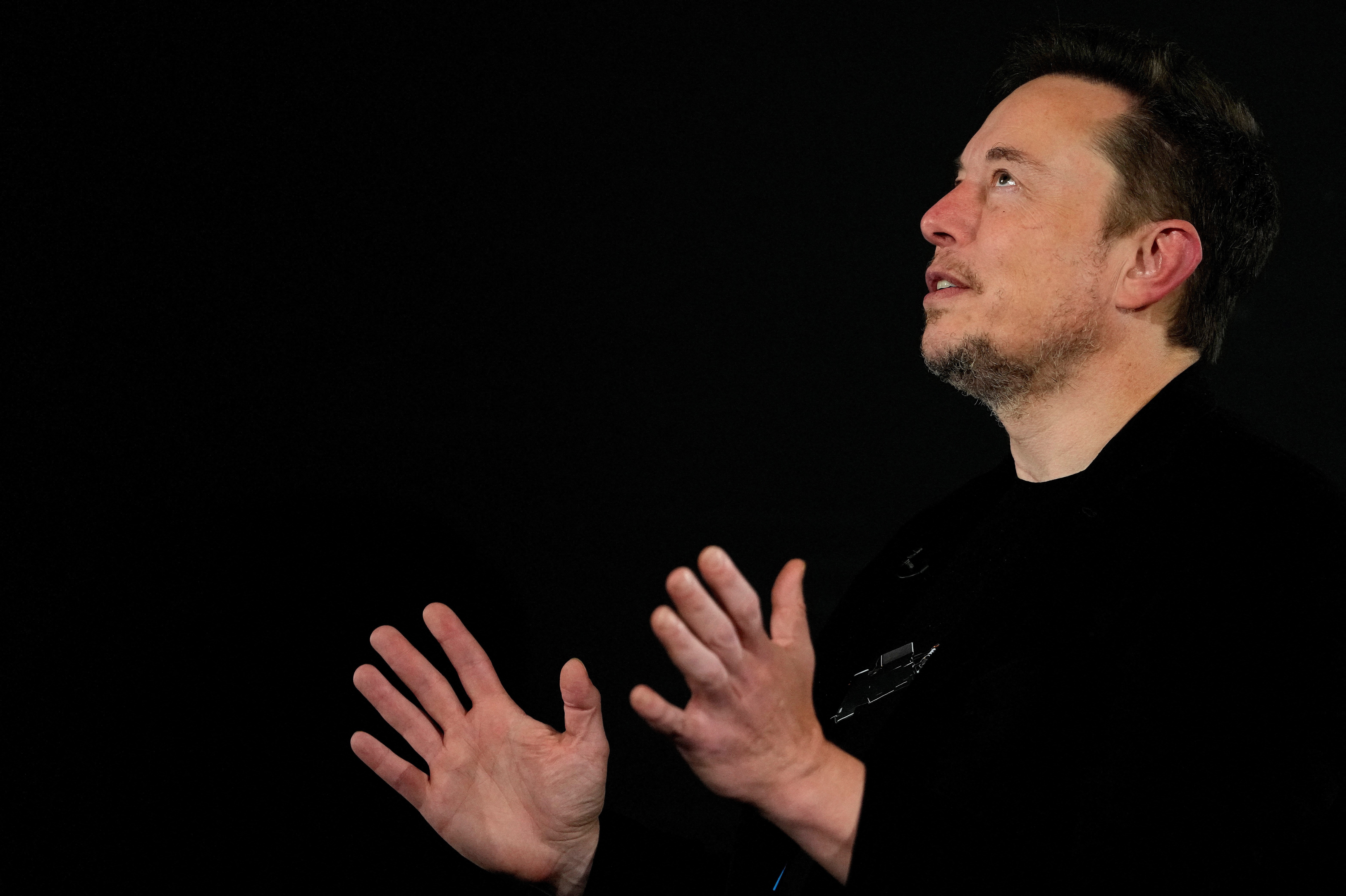Premiê britânico pede que Elon Musk pare de interferir na política do Reino Unido