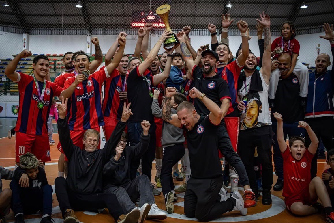 Belvedere de Munique ergue a taça da Segundona de Futsal de Gramado após goleada