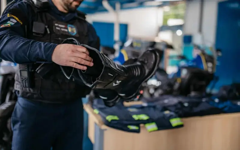 Agentes de trânsito recebem novos uniformes e equipamentos em Canoas