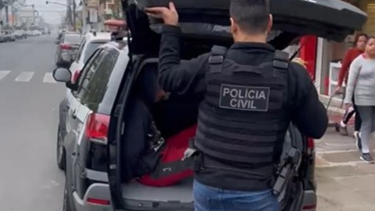“Agiam sempre com extrema violência”: grupo de agiotas invadiu casa e jogou vítima de carro em movimento em Canoas