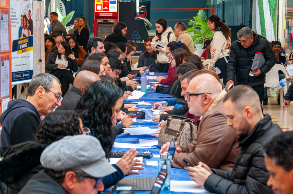 Caravana do Emprego conecta trabalhadores a 650 oportunidades em Canoas
