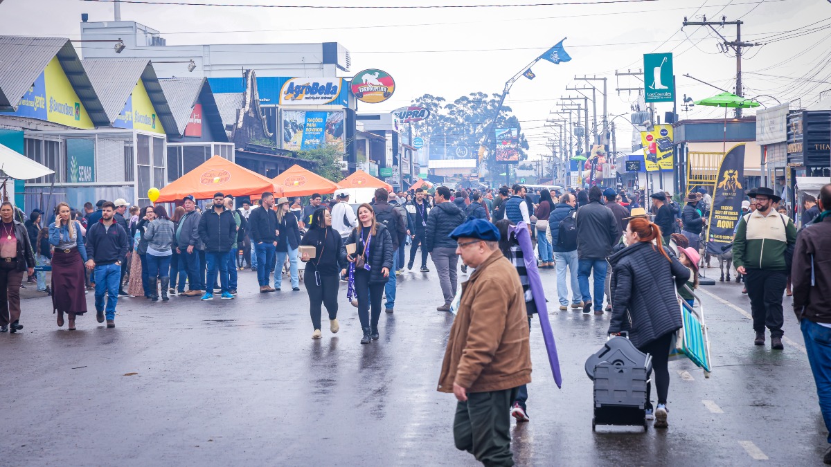 Chuva não espanta público no primeiro dia da Expointer 2026 em Esteio