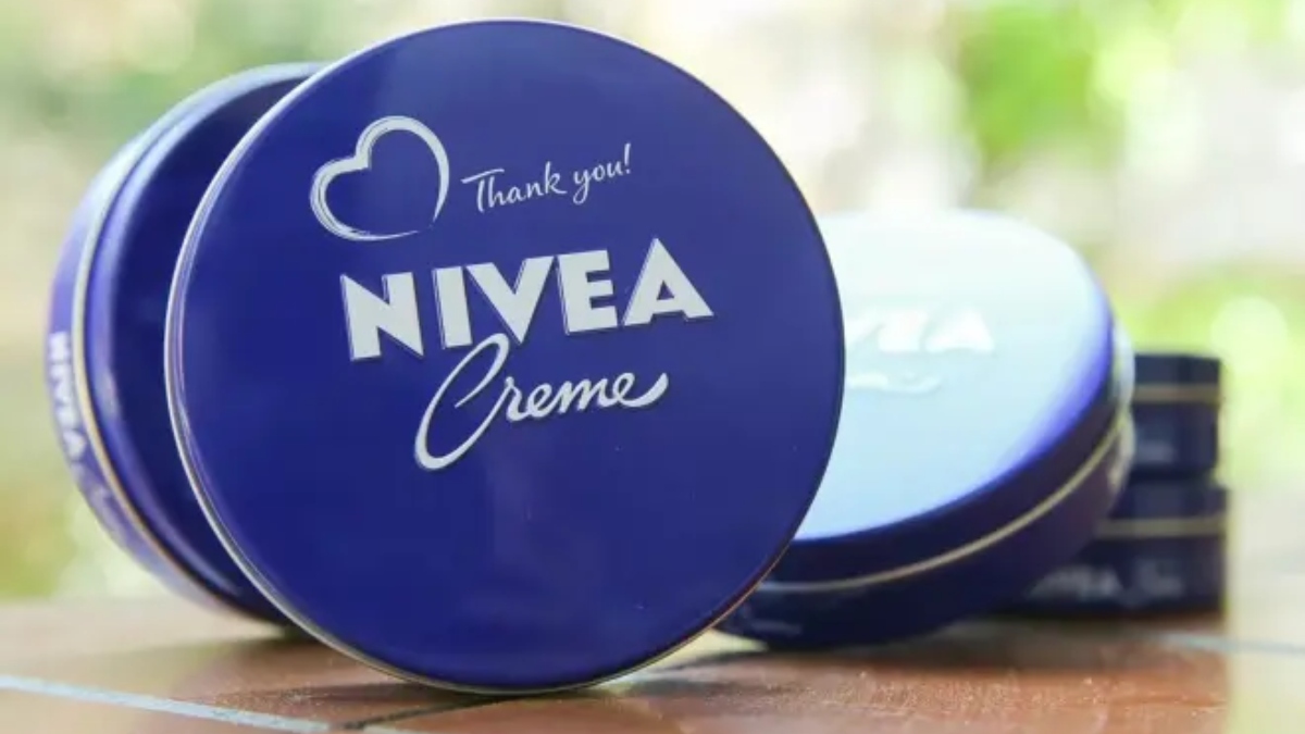 Creme Nivea do pote azul pode ajudar cabelos secos, mas exige cuidado em fios oleosos, afirmam cabeleireiros