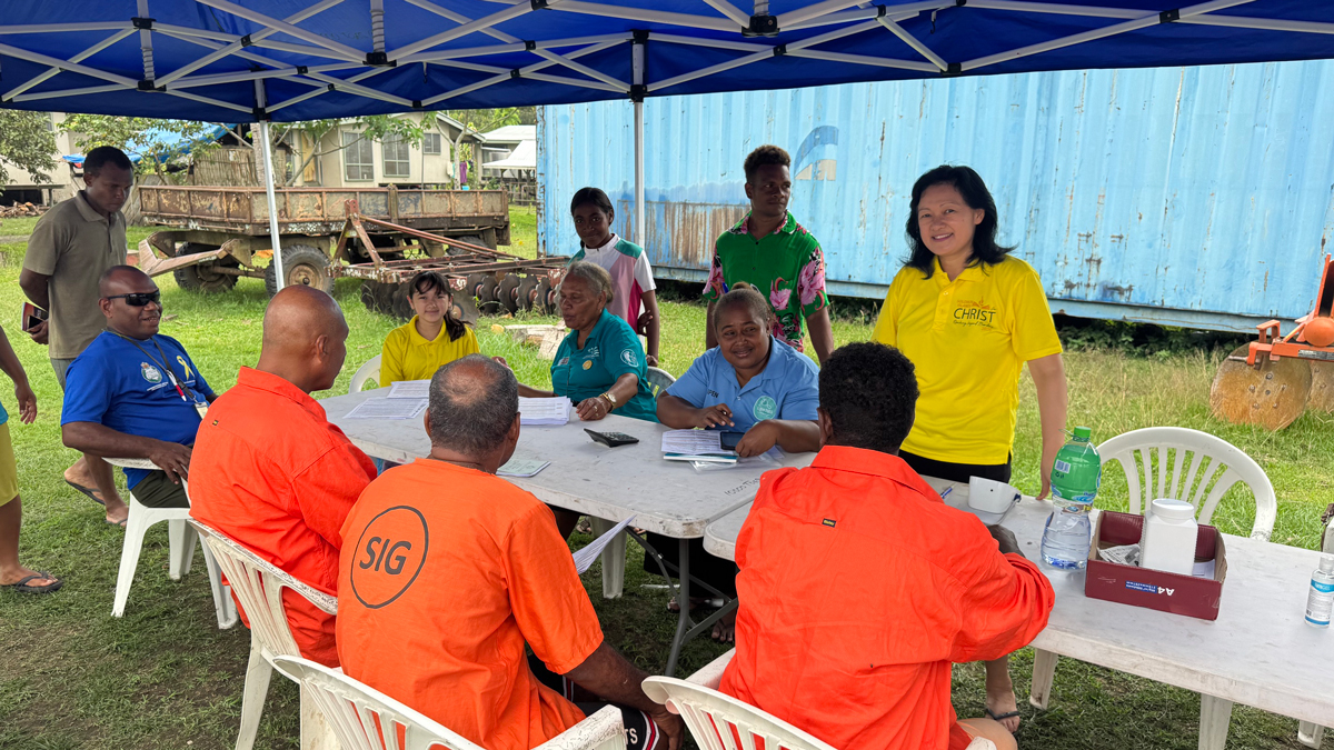 Equipe de saúde presta atendimento em presídio na Oceania