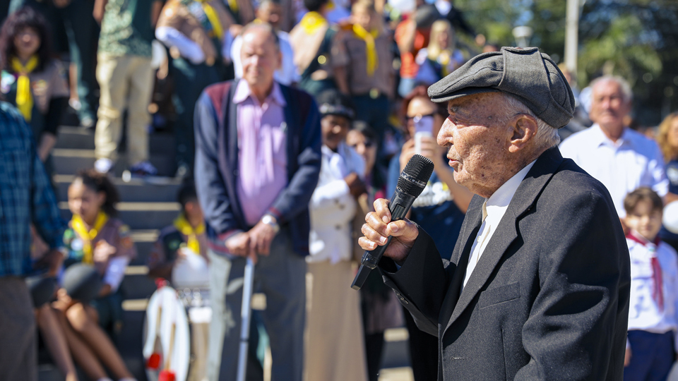 Exemplo de vitalidade aos 93 anos, idoso participa de mobilização em defesa da terceira idade
