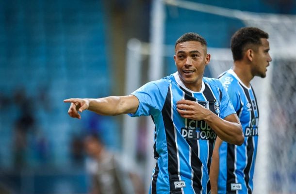 Grêmio quita dívida com Carlos Vinícius e tenta renovação