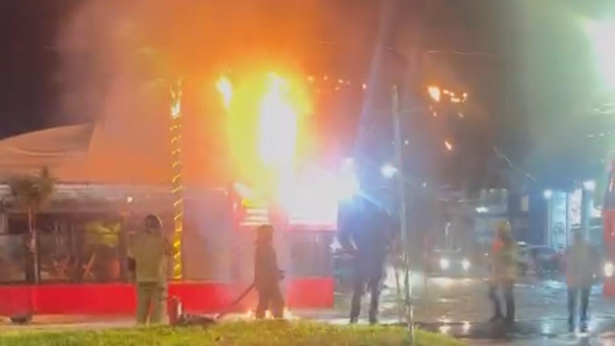 Incêndio em poste mobiliza bombeiros e bloqueia avenida em Canoas