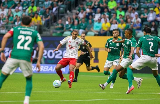 Internacional, aplicado na defesa, segura o líder Palmeiras