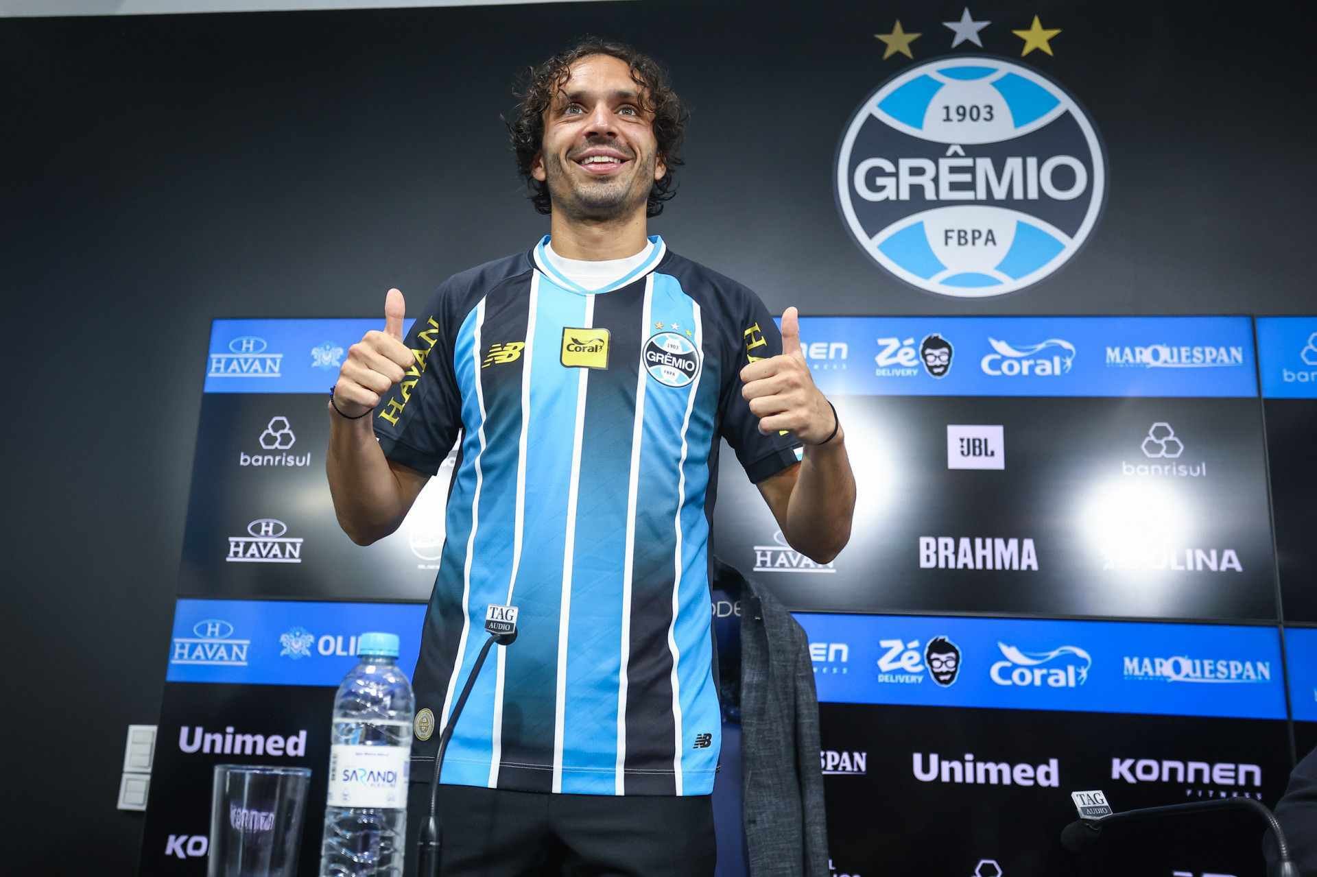 Krovinovic é apresentado e promete entrega total: “Lutar com esta equipe e dar tudo em campo”