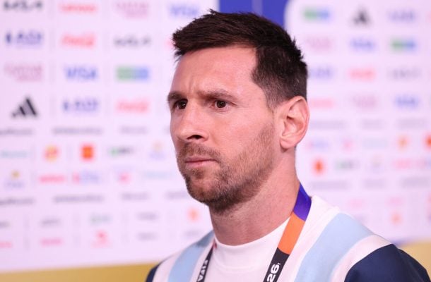 Messi ajuda em reconstrução de região destruída por incêndios e recebe homenagem