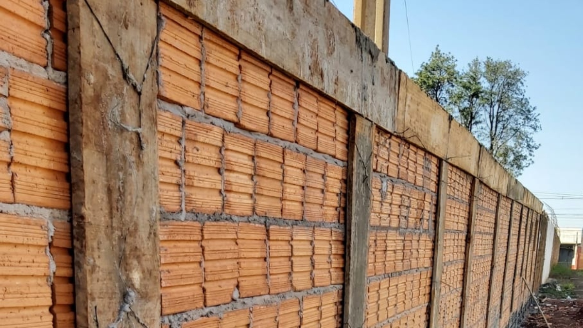 Morador ergue muro de quatro metro para ter mais privacidade e família vizinha ao lado diz que quartos da casa ficaram sem luz e ventilação