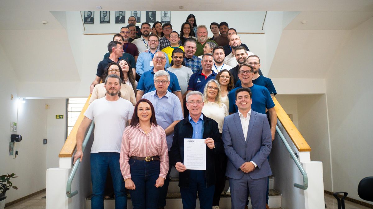 Prefeito Airton Souza recebe de vereadores pedido de destinação de imóvel para Câmara
