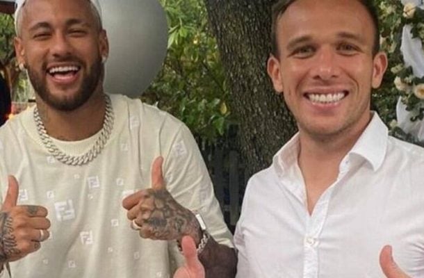 Santos fecha com volante Arthur, ex-Grêmio, após indicação de Neymar