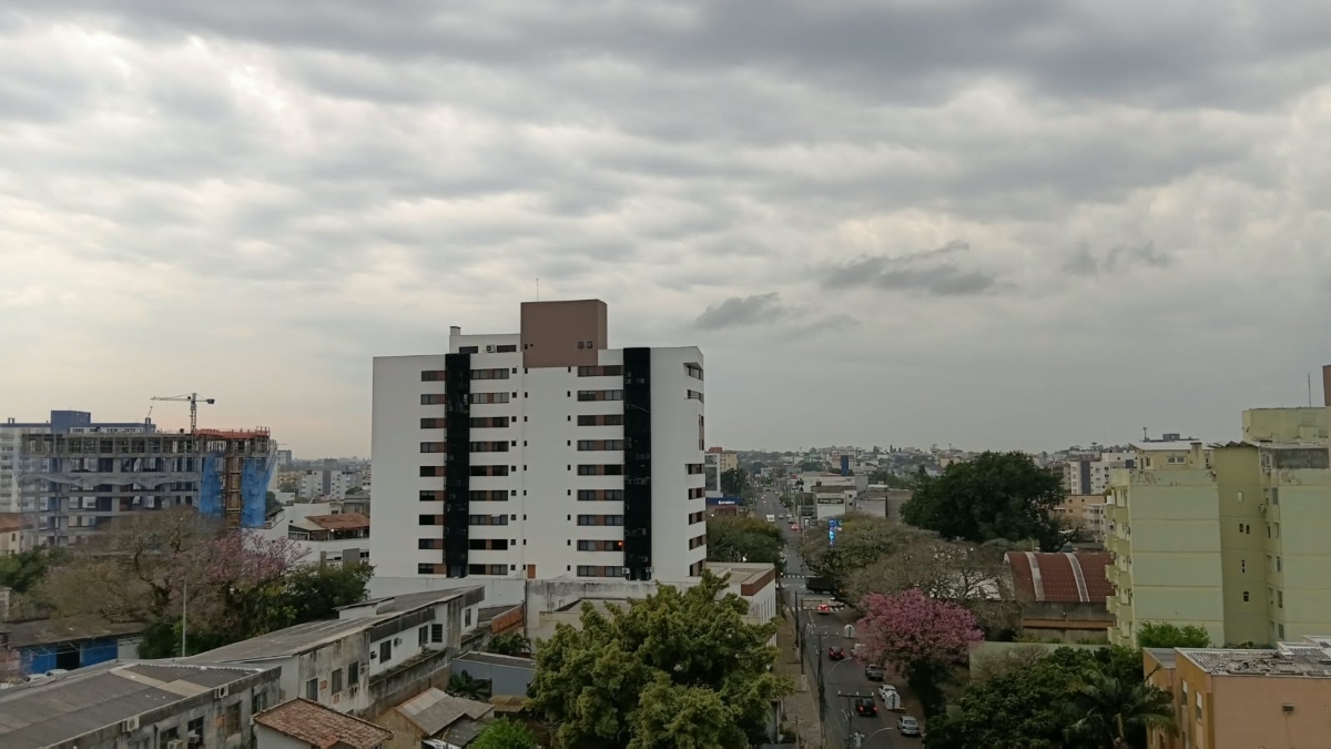 Sexta começa nublada e previsão aponta chuva forte e risco de temporal; veja quando o tempo muda de vez em Canoas e prepare-se para o que vem no fim de semana