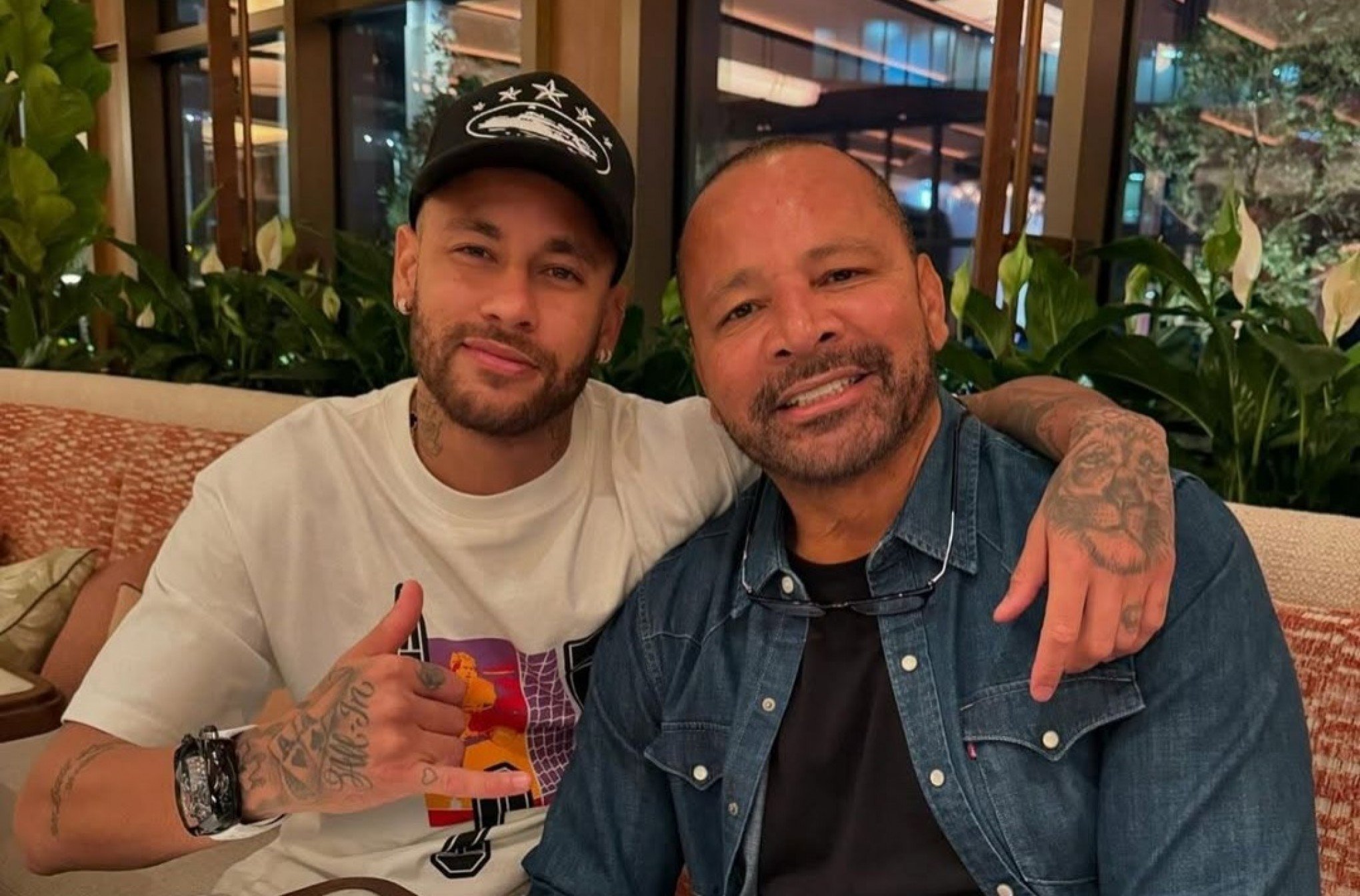 “Vai fazer o quê? Não tem faculdade de médico ainda”: Pai de Neymar nega aposentadoria do filho