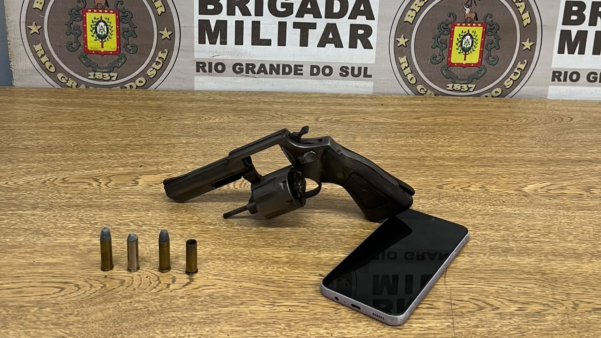 Adolescente atira contra policiais, tenta fugir e acaba apreendido em Canoas