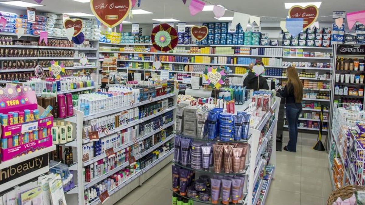 Anvisa proíbe venda de antibiótico e outro remédio após fiscalização encontrar corpo estranho e pedaço de vidro dentro de frasco