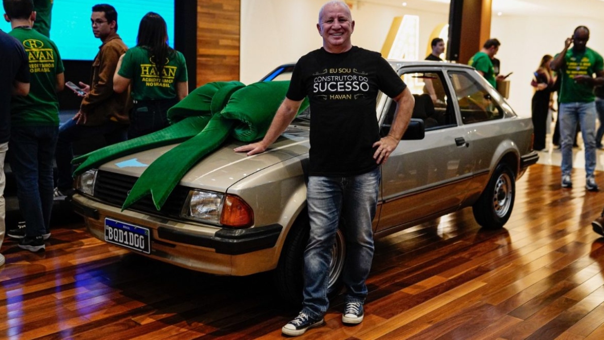 Após 40 anos na Havan, diretor e amigo de infância de Luciano Hang ganha carro de presente