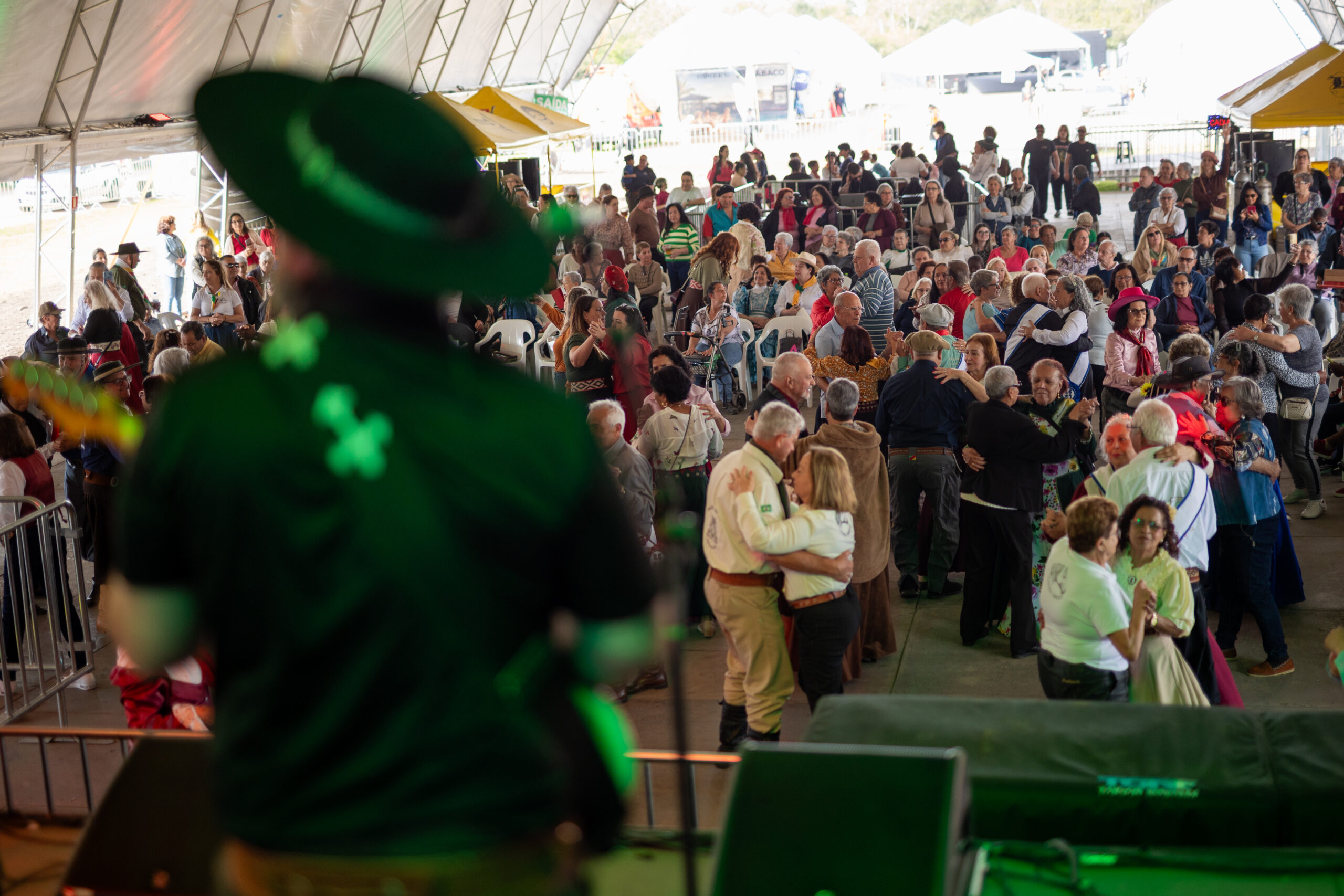 Baile à tarde amplia participação da terceira idade na Semana Farroupilha de Canoas