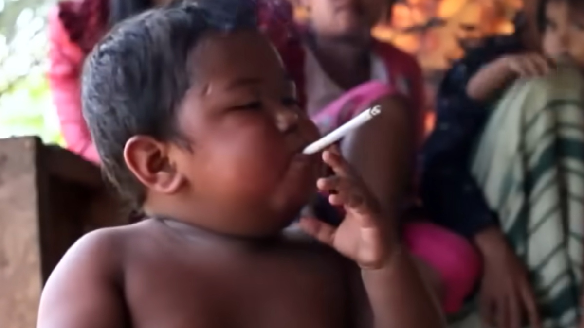 Bebê fumante da Indonésia: menino que chegou a fumar 40 cigarros por dia surpreendeu o mundo; veja como ele está hoje