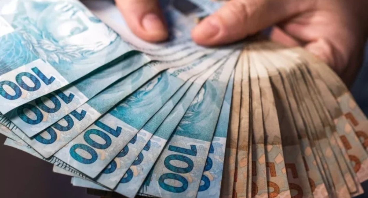 Brasileiros recebem alerta sobre falso auxílio de R$ 1.050 que pode roubar dados pelo celular