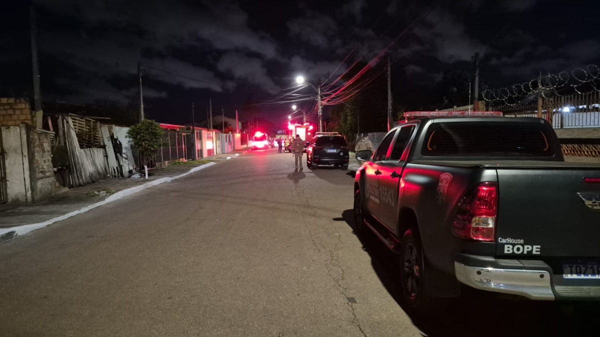 Brigada Militar prende criminosos com drogas e artefatos explosivos dentro de casa abandonada em Canoas