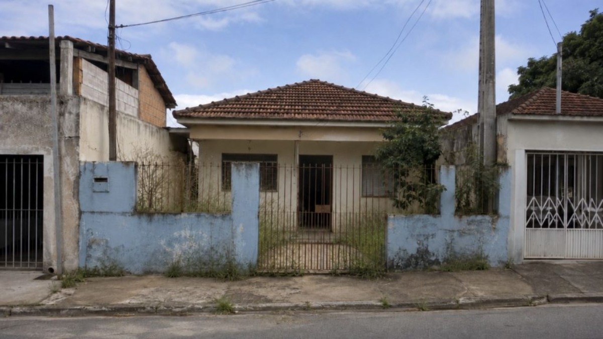Casas abandonadas podem ser arrecadadas por prefeitura e virar moradias populares; entenda quando o dono pode perder o imóvel