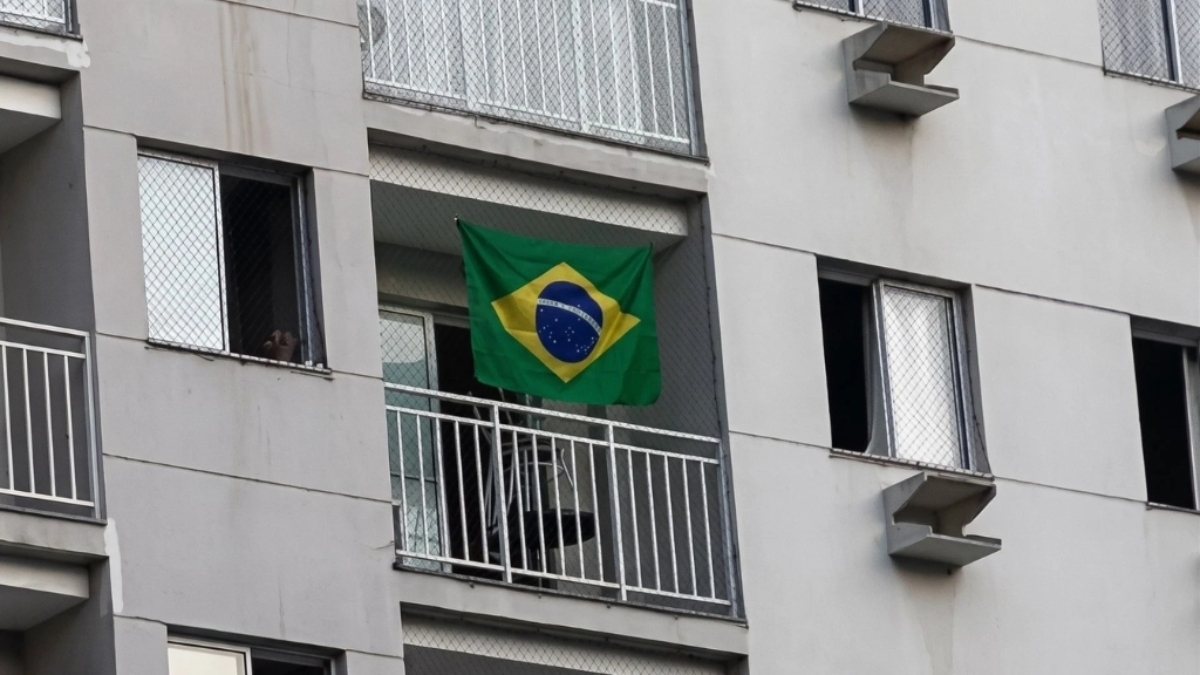 Família é multada em R$ 1,1 mil após colocar Bandeira do Brasil na varanda e leva condomínio à Justiça