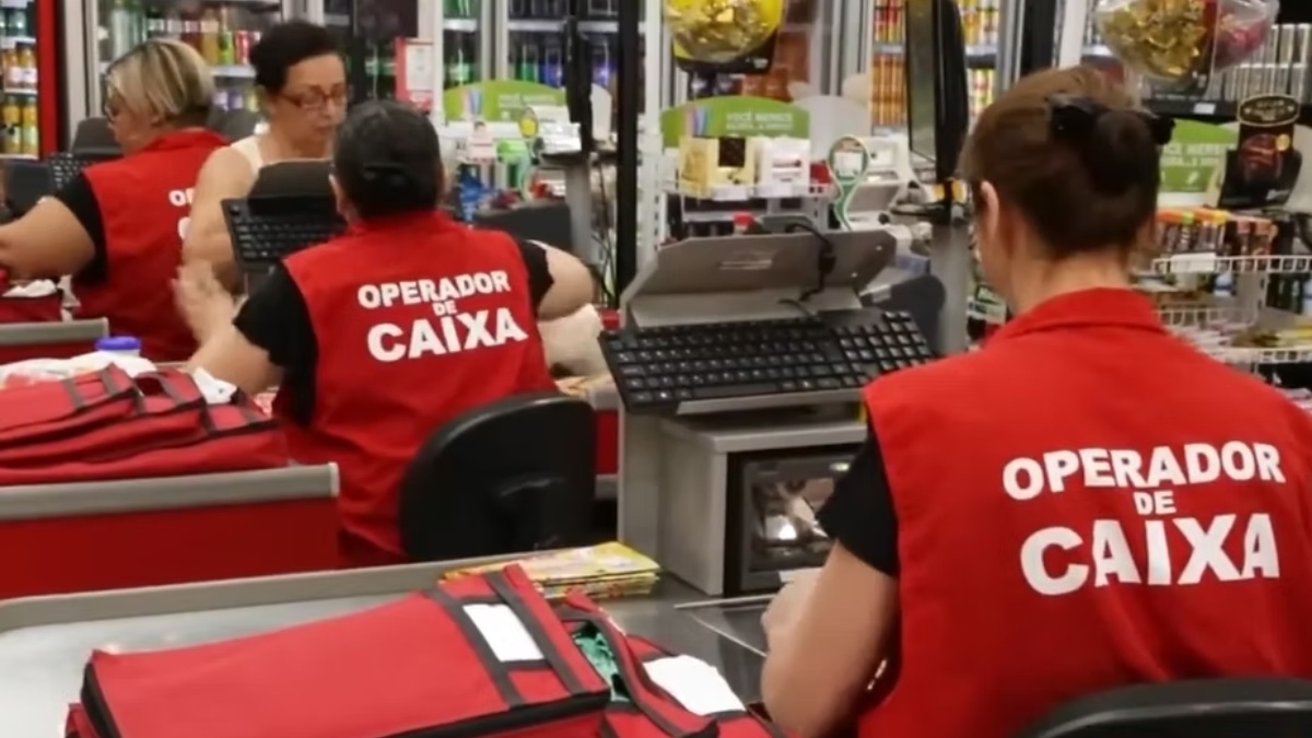 Funcionário de supermercado trabalha 9 dias seguidos, acumula 594 horas extras e ganha indenização de R$ 10 mil
