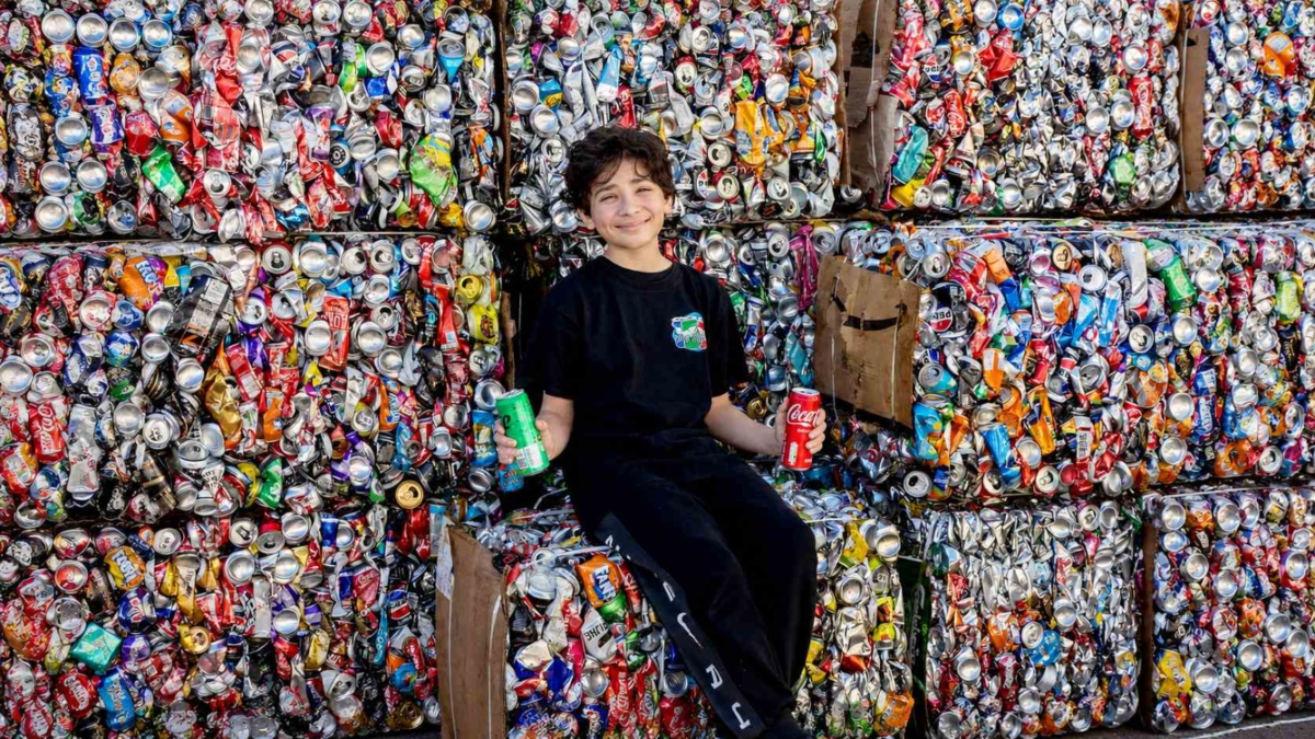 Garoto de 13 anos passa 20 horas por semana na reciclagem de latinhas e transforma material em R$ 127 mil para caridade