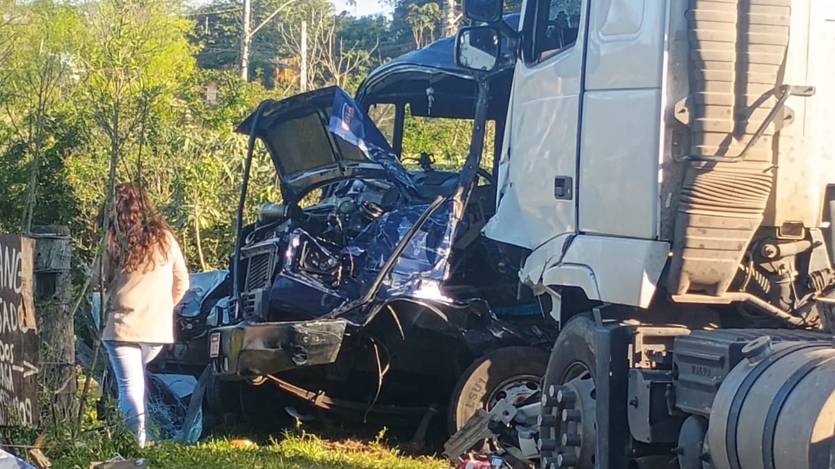 Grave acidente de trânsito entre dois caminhões e carro é registrado em Nova Santa Rita