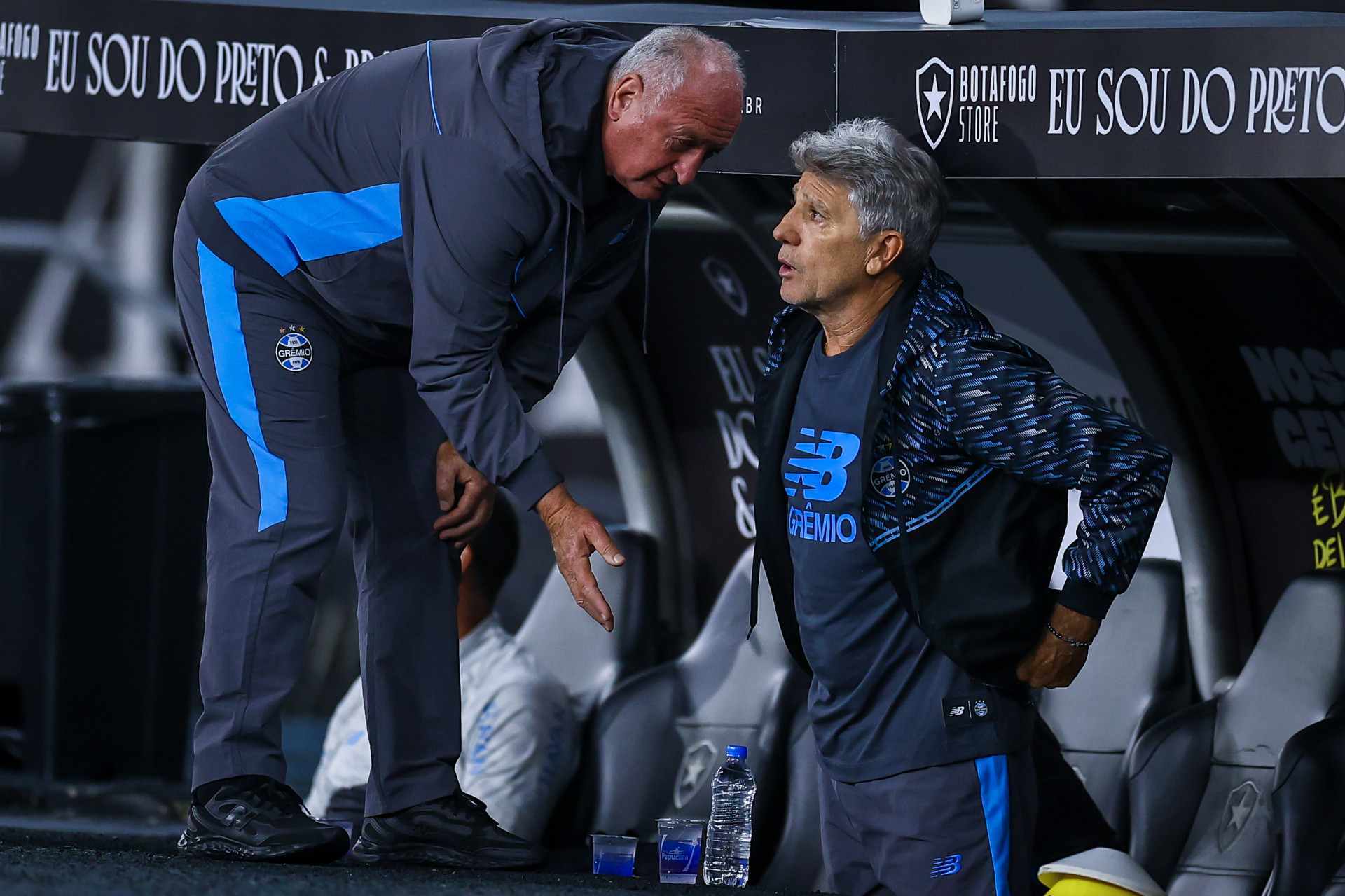 Grêmio perde no Rio com Felipão e Renato na casamata