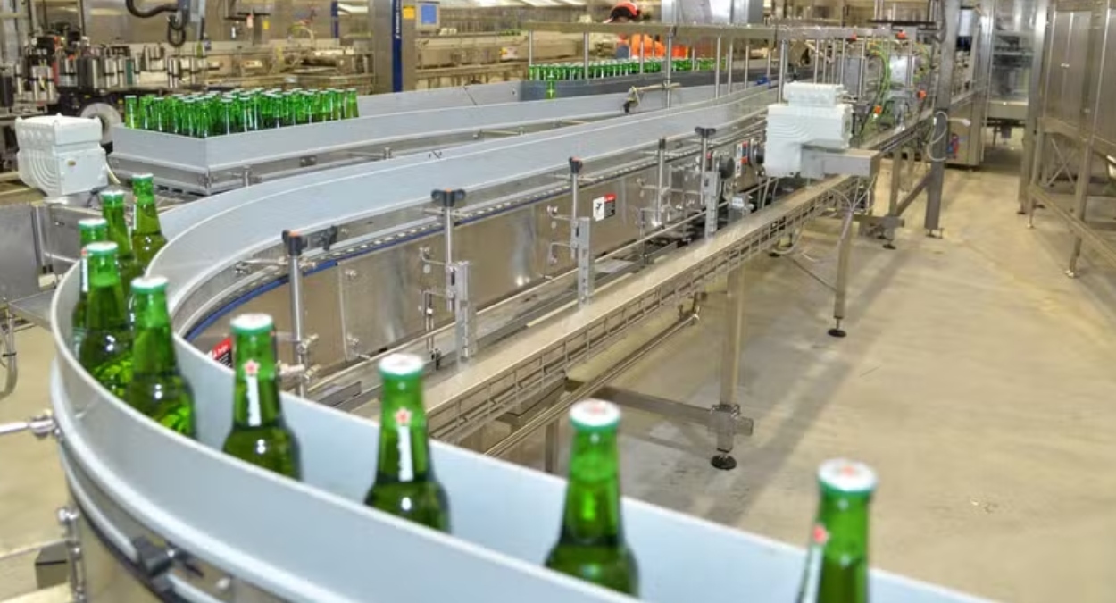 Heineken demite 3 mil funcionários e decide parar produção de cerveja em fábrica