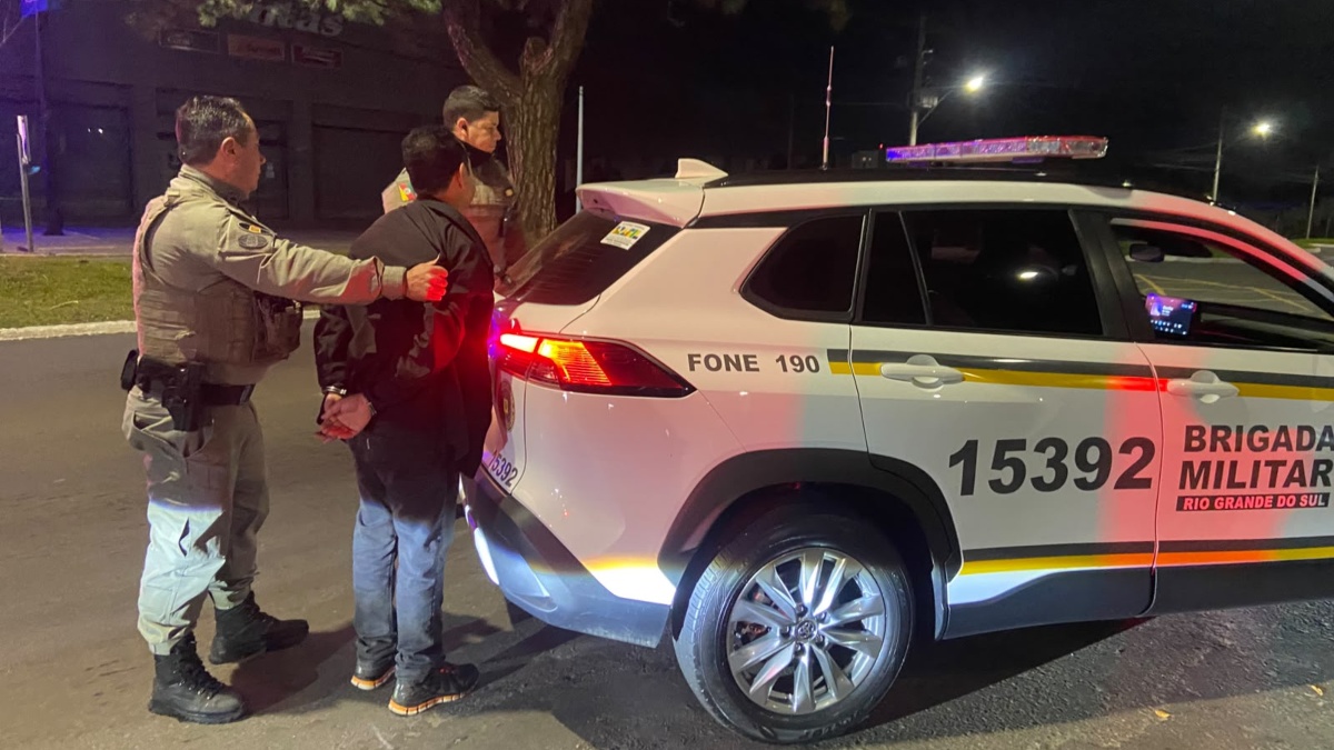 Homem é preso após tentar matar companheira a facadas dentro de condomínio em Canoas