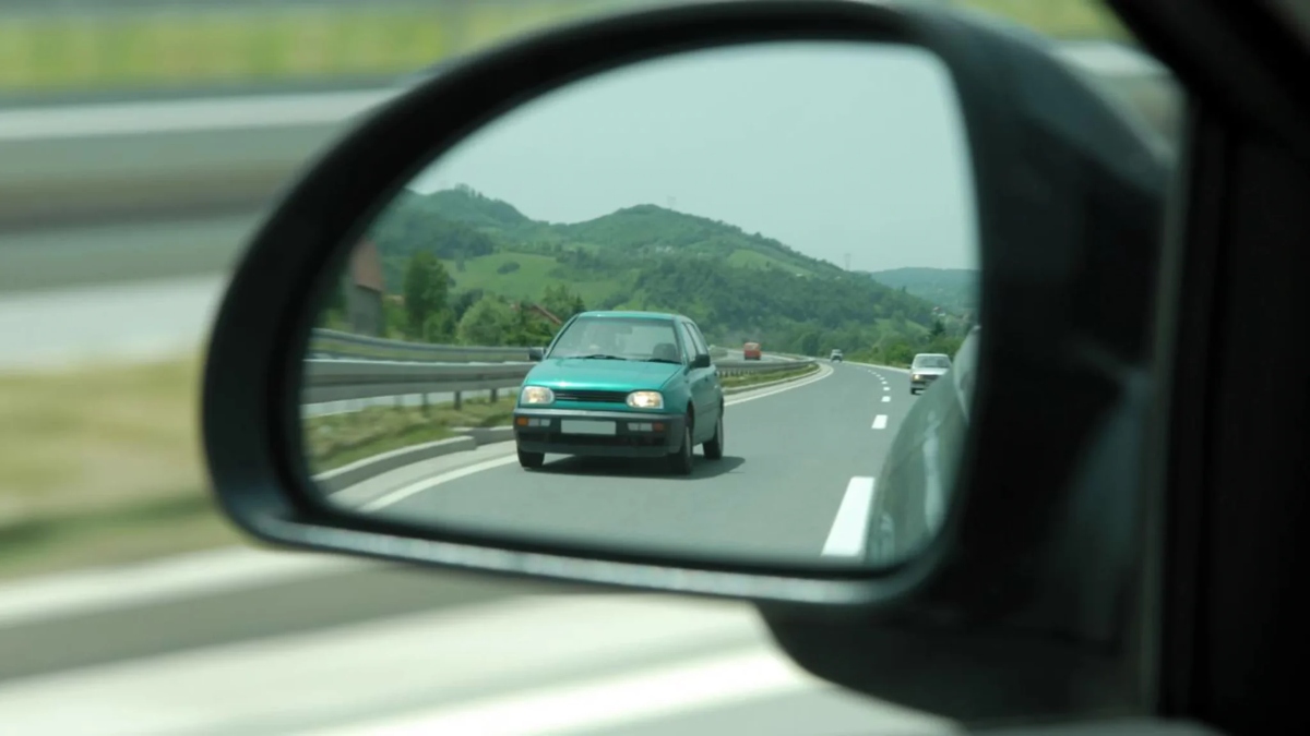 Lei dos retrovisores já está valendo para motoristas brasileiros; veja o que pode acontecer com quem estiver com o equipamento irregular