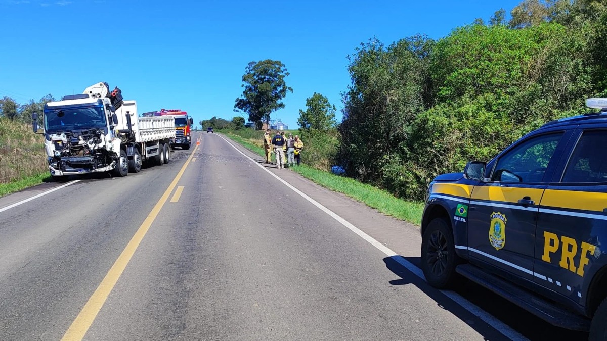 Morador de Canoas morre após carro colidir frontalmente com caminhão